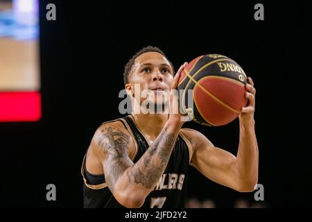 Edmonton, Kanada. 30.. Juni 2022. Neufundlands #7 Shaq Keith (Wache) wurde während des Sturzens der Newfoundland Growlers in der Canadian Elite Basketball Action in Edmonton mit einem historischen Sieg in Aktion gesehen. Edmonton Stingers 120-69 Fraser Valley Bandits. (Foto von Ron Palmer/SOPA Images/Sipa USA) Quelle: SIPA USA/Alamy Live News Stockfoto