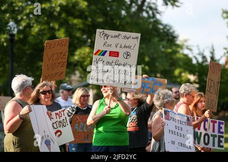 Danville, USA. 01.. Juli 2022. Abtreibungsrechte Demonstranten halten während einer Kundgebung am 1. Juli 2022 im Memorial Park in Danville, Pennsylvania, Schilder ab. Die Kundgebung findet eine Woche nach einer Stellungnahme des Obersten Gerichtshofs der USA in der Dobbs v. Jackson Womens Health Organization statt, in der Roe v. Wade und das Recht auf Abtreibungszugang abgelehnt wurden. (Foto von Paul Weaver/Sipa USA) Quelle: SIPA USA/Alamy Live News Stockfoto