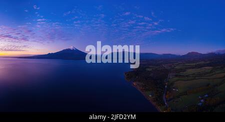 Llanquihue See bei Sonnenuntergang mit dem Vulkan Osorno im Hintergrund. Blaue Stunde. Chilenisches patagonien Stockfoto