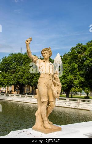 Die Skulptur der griechischen Gottheiten auf der Puppenbrücke im Bang Pa-in Palace Ayutthaya Thailand. Der König Prasat Thong errichtete den ursprünglichen Komplex im Jahr 1632. Stockfoto