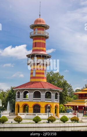 Ho Withun Thasana oder The Sages Lookout ist ein Aussichtsturm, der 1881 von König Chulalongkorn im Bang Pa-in Palast Ayutthaya Thailand erbaut wurde. Stockfoto