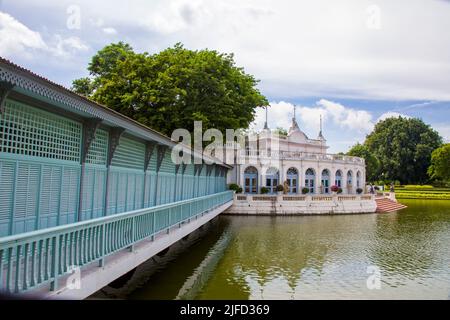 Das Tevaraj-Kanlai Tor ist der Haupteingang zum inneren Palast des Bang Pa-in Palastes Ayutthaya Thailand. Stockfoto