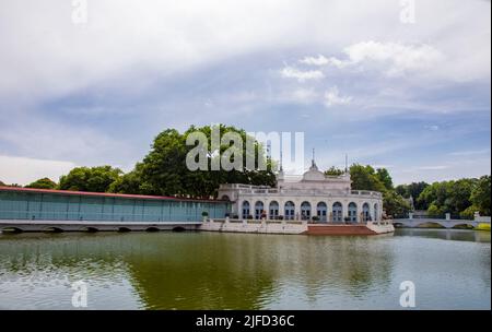 Das Tevaraj-Kanlai Tor ist der Haupteingang zum inneren Palast des Bang Pa-in Palastes Ayutthaya Thailand. Stockfoto