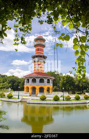 Ho Withun Thasana oder The Sages Lookout ist ein Aussichtsturm, der 1881 von König Chulalongkorn im Bang Pa-in Palast Ayutthaya Thailand erbaut wurde. Stockfoto
