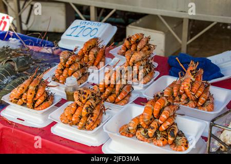 Ayutthaya Thailand 5. Jun 2022: Die gegrillte Riesengarnele (Macrobrachium rosenbergii) als beliebte lokale Küche auf dem lokalen Fischmarkt. Stockfoto