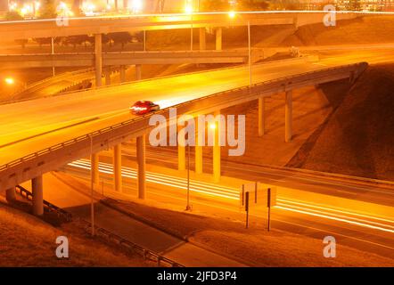 Nachtverkehr auf einem Abschnitt der städtischen Autobahn Stockfoto