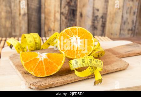 Nahaufnahme in Scheiben geschnitten Orange auf Holztisch Hintergrund Stockfoto