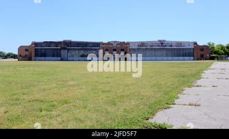 Floyd Bennett Field, grasbedeckter Flugplatz, verlassene Hangar mit Art déco-Elementen im Hintergrund, New York, NY, USA Stockfoto