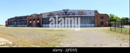 Floyd Bennett Field, Rasen, verlassene Hangars mit Art déco-Elementen im Hintergrund, New York, NY, USA Stockfoto