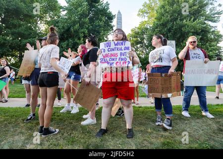 Danville, USA. 01.. Juli 2022. Demonstranten halten Plakate während einer Abtreibungsrechtskundgebung im Memorial Park. Mehr als 100 Menschen versammelten sich im Memorial Park zu einer Abtreibungsrechtskundgebung. Die Kundgebung findet eine Woche nach einer Stellungnahme des Obersten Gerichtshofs der USA in der Dobbs v. Jackson Women's Health Organization statt, in der Roe v. Wade und das Recht auf Abtreibungszugang gestrobt wurden. Kredit: SOPA Images Limited/Alamy Live Nachrichten Stockfoto