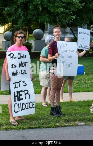 Danville, USA. 01.. Juli 2022. Abtreibungsrechte Demonstranten halten Plakate während einer Kundgebung im Memorial Park. Mehr als 100 Menschen versammelten sich im Memorial Park zu einer Abtreibungsrechtskundgebung. Die Kundgebung findet eine Woche nach einer Stellungnahme des Obersten Gerichtshofs der USA in der Dobbs v. Jackson Women's Health Organization statt, in der Roe v. Wade und das Recht auf Abtreibungszugang gestrobt wurden. Kredit: SOPA Images Limited/Alamy Live Nachrichten Stockfoto