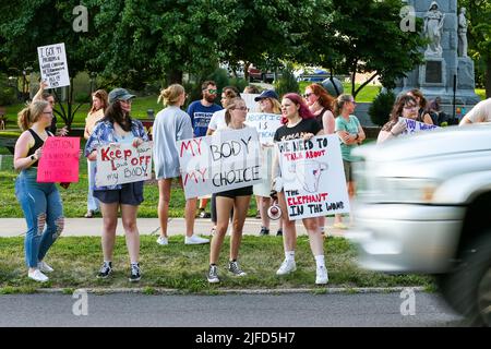 Danville, USA. 01.. Juli 2022. Abtreibungsrechte Demonstranten halten Plakate während einer Kundgebung im Memorial Park. Mehr als 100 Menschen versammelten sich im Memorial Park zu einer Abtreibungsrechtskundgebung. Die Kundgebung findet eine Woche nach einer Stellungnahme des Obersten Gerichtshofs der USA in der Dobbs v. Jackson Women's Health Organization statt, in der Roe v. Wade und das Recht auf Abtreibungszugang gestrobt wurden. Kredit: SOPA Images Limited/Alamy Live Nachrichten Stockfoto