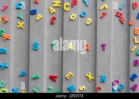Das Wort Start in magnetischen Buchstaben Stockfoto