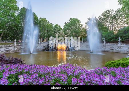 Fontana dei 12 Mesi, Turin, Italien. Opulentes Denkmal aus dem 19.. Jahrhundert mit zahlreichen allegorischen Marmorstatuen, einem Brunnen und einem Pool Stockfoto
