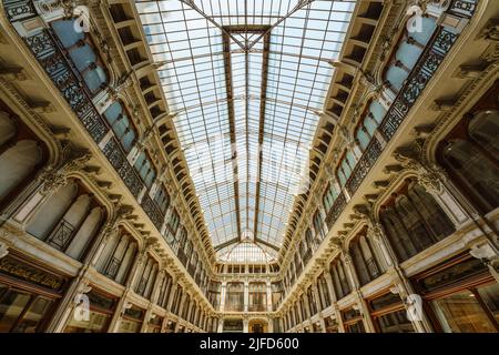 Turin, Italien. 16. Juni 2022. Blick auf das Gewölbe der Galleria Subalpina im eklektischen Stil eines Einkaufsgebäudes von Pietro Carrera Stockfoto