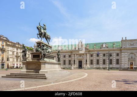 Turin, Italien. 16. Juni 2022. Denkmal für Carlo Alberto und die Nationalbibliothek der Universität Stockfoto