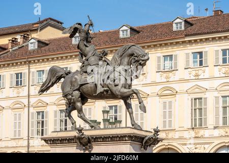 Turin, Italien. 16. Juni 2022. Denkmal für Emanuele Filiberto auf der Piazza San Carlo. Reiterstatue aus Bronze von Carlo Marocchetti im Jahr 1838 Stockfoto