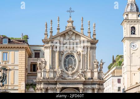 Turin, Italien. 16. Juni 2022. Santa Cristina Kirche im 17.. Jahrhundert erbaut. Filippo Juvarra entwarf seine Fassade im 18.. Jahrhundert Stockfoto