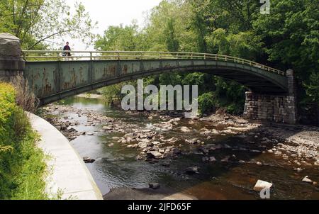 Alte Brücke über den Croton River flussabwärts vom New Croton Dam, Croton-on-Hudson, NY, USA Stockfoto