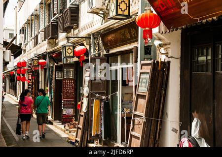 Eine Reihe von alten Geschäften in der alten Straße in Chuansha Ancient Town, Pudong, Shanghai, China. Stockfoto