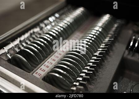 Testbrille Phoropter mit Linsenset für Sehtests oder Untersuchungen in der Klinik - Refraktor für Augenuntersuchungen Stockfoto