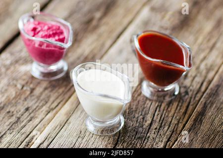 Mehrere Saucen auf Holztisch. Europäische Küche. Stockfoto