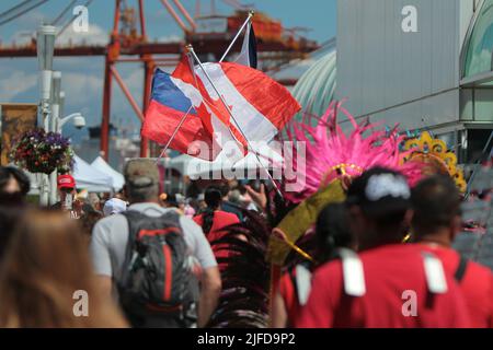 Vancouver, Kanada. 2.. Juli 2022. Jedes Jahr am 1. Juli wird der Canada Day gefeiert. Der Canada Day ist der Nationalfeiertag Kanadas. Die Menschen feiern den Canada Day mit viel Stolz, Eifer und Enthusiasmus. An diesem Tag geht es darum, Kanadier zu sein. In vielen kanadischen Städten, Städten und Dörfern werden Paraden und Fahnenschwenkungen organisiert (Bild: © Mazyar Asadi/Pacific Press via ZUMA Press Wire) Stockfoto