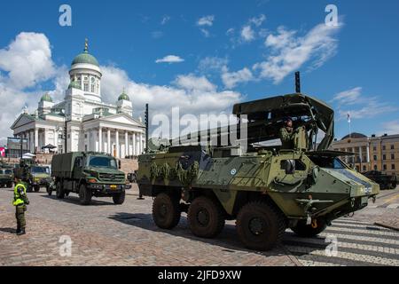 Panssari-Sisu oder Pasi, ein gepanzerter Personenwagen auf Rädern bei der Militärparade der Streitkräfte am Tag der Flagge auf dem Senatsplatz in Helsinki, Finnland Stockfoto