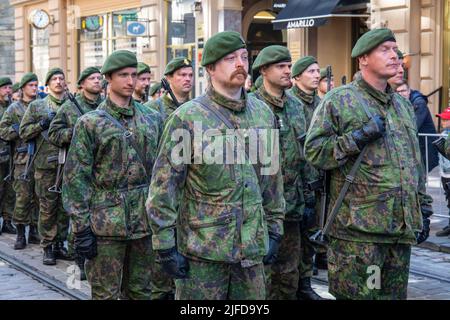 Freiwilligenreserve-Einheit bei der Flag Day Parade der Streitkräfte in Aleksanterinkatu, Helsinki, Finnland Stockfoto