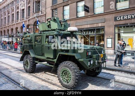 BAE SYSTEM RG32M Leichtgepanzertes Geländefahrzeug in Aleksanterinkatu während der Militärparade des Flag Day der Streitkräfte in Helsinki, Finnland Stockfoto