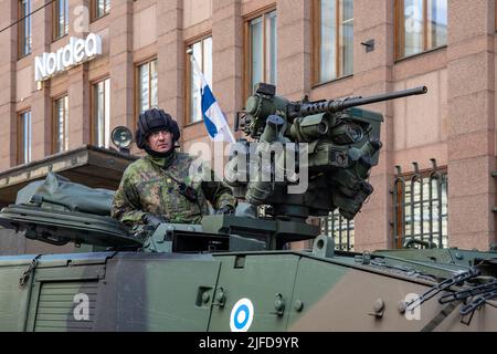 Soldat in Patria AMV - gepanzertes Modularfahrzeug - bei der Militärparade am Tag der Flagge der Streitkräfte in Aleksanterinkatu, Helsinki, Finnland Stockfoto