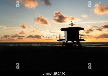 Silhouette eines Rettungsschwimmerstands am South Beach von Miami Stockfoto