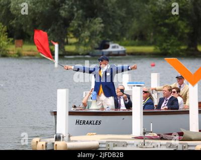 Henley-on-Thames, Oxfordshire, Großbritannien. 1.. Juli 2022. Henley Royal Regatta - Tag 4. Die Henley Royal Regatta lockt Rudercrews aus der ganzen Welt und Tausende von Besuchern zu sieben Tagen Ruderwettkämpfen an. Der Schiedsrichter winkt die Flagge, um das Rennen zu starten. Stockfoto