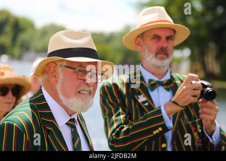 Henley-on-Thames, Oxfordshire, Großbritannien. 1.. Juli 2022. Henley Royal Regatta - Tag 4. Die Henley Royal Regatta lockt Rudercrews aus der ganzen Welt und Tausende von Besuchern zu sieben Tagen Ruderwettkämpfen an. Die Zuschauer tragen das traditionelle Outfit. Stockfoto