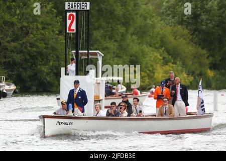 Henley-on-Thames, Oxfordshire, Großbritannien. 1.. Juli 2022. Henley Royal Regatta - Tag 4. Die Henley Royal Regatta lockt Rudercrews aus der ganzen Welt und Tausende von Besuchern zu sieben Tagen Ruderwettkämpfen an. Die ehemalige Premierministerin Theresa May auf einem der Boote des Schiedsrichters. Stockfoto