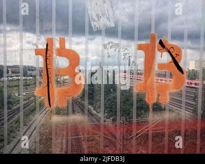 München, Bayern, Deutschland. 2.. Juli 2022. Bitcoin-Graffiti wird zunehmend an Orten wie München, Deutschland, gesehen, da die Kryptomarkets weiterhin abstürzen. (Bild: © Sachelle Babbar/ZUMA Press Wire) Bild: ZUMA Press, Inc./Alamy Live News Stockfoto