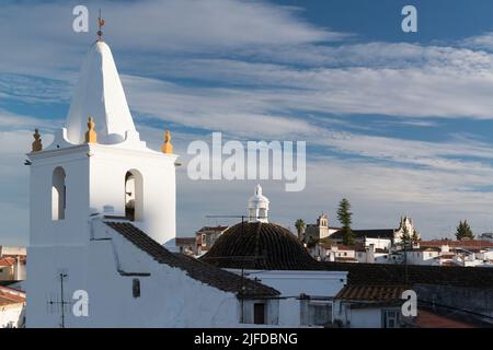 Der weißgetünchte Glockenturm der Kirche von Sao Pedro in der historischen Stadt Elvas. Alentejo, Portugal. Stockfoto