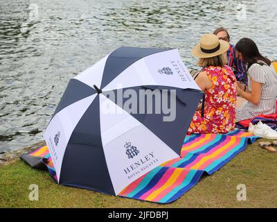 Henley-on-Thames, Oxfordshire, Großbritannien. 1.. Juli 2022. Henley Royal Regatta - Tag 4. Die Henley Royal Regatta lockt Rudercrews aus der ganzen Welt und Tausende von Besuchern zu sieben Tagen Ruderwettkämpfen an. Stockfoto