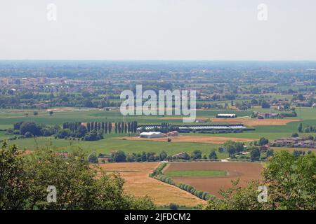 Landschaft von weiten Flachland genannt Pianura Padana in italienischer Sprache in Italty mit Bauernhöfen und kultivierten Feldern Stockfoto