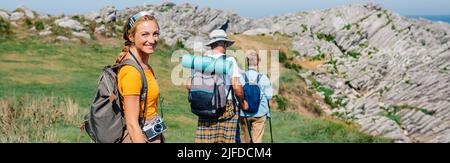 Glückliche junge Frau, die mit ihren Großeltern mit der Kamera unterwegs ist Stockfoto