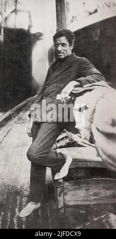 eng translation : ALAIN GERBAULT auf dem Deck seiner Firecrest, nach fünf Jahren Solo-Segeln um die Welt. - Original in französisch : ALAIN GERBAULT sur le pont de son Firecrest, après cinq ans de Navigation solitaire autour du monde. - Auszug aus 'L'Illustration Journal Universel' - Französische Illustrierte - 1929 Stockfoto