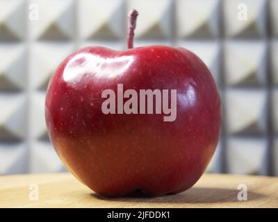 Ein großer roter Apfel. Apfel der Sorte Red Chief. Stockfoto