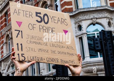 London, Großbritannien. 1.. Juli 2022. LGBT+-Aktivisten schließen sich Veteranen der Gay Liberation Front (GLF) an, um den 50.. Jahrestag des ersten britischen Pride march 1972 zu begehen, indem sie ihre Schritte vom Charing Cross zum Hyde Park zurückverfolgen. Der gedenkmarsch soll die Wurzeln von Pride als Protest und als Feier der LGBT+-Rechte zurückerobern, im Gegensatz zur Entpolitisierung und Kommerzialisierung von Pride in London, und zur Befreiung von LGBT+ sowohl in Großbritannien als auch weltweit aufrufen. Kredit: Mark Kerrison/Alamy Live Nachrichten Stockfoto