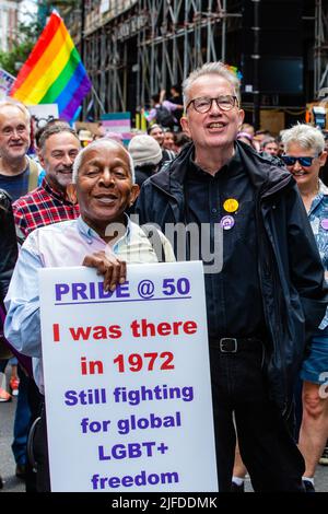 London, Großbritannien. 1.. Juli 2022. Der Songwriter und Sender Tom Robinson schließt sich Aktivisten der Gay Liberation Front (GLF) bei einem marsch zum 50.. Jahrestag des ersten britischen Pride march 1972 an. Der gedenkmarsch soll die Wurzeln von Pride als Protest und als Feier der LGBT+-Rechte zurückerobern, im Gegensatz zur Entpolitisierung und Kommerzialisierung von Pride in London, und zur Befreiung von LGBT+ sowohl in Großbritannien als auch weltweit aufrufen. Kredit: Mark Kerrison/Alamy Live Nachrichten Stockfoto