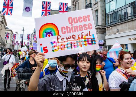 London, Großbritannien. 1.. Juli 2022. LGBT+-Aktivisten schließen sich Veteranen der Gay Liberation Front (GLF) an, um den 50.. Jahrestag des ersten britischen Pride march 1972 zu begehen, indem sie ihre Schritte vom Charing Cross zum Hyde Park zurückverfolgen. Der gedenkmarsch soll die Wurzeln von Pride als Protest und als Feier der LGBT+-Rechte zurückerobern, im Gegensatz zur Entpolitisierung und Kommerzialisierung von Pride in London, und zur Befreiung von LGBT+ sowohl in Großbritannien als auch weltweit aufrufen. Kredit: Mark Kerrison/Alamy Live Nachrichten Stockfoto