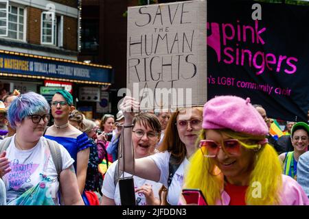 London, Großbritannien. 1.. Juli 2022. LGBT+-Aktivisten schließen sich Veteranen der Gay Liberation Front (GLF) an, um den 50.. Jahrestag des ersten britischen Pride march 1972 zu begehen, indem sie ihre Schritte vom Charing Cross zum Hyde Park zurückverfolgen. Der gedenkmarsch soll die Wurzeln von Pride als Protest und als Feier der LGBT+-Rechte zurückerobern, im Gegensatz zur Entpolitisierung und Kommerzialisierung von Pride in London, und zur Befreiung von LGBT+ sowohl in Großbritannien als auch weltweit aufrufen. Kredit: Mark Kerrison/Alamy Live Nachrichten Stockfoto