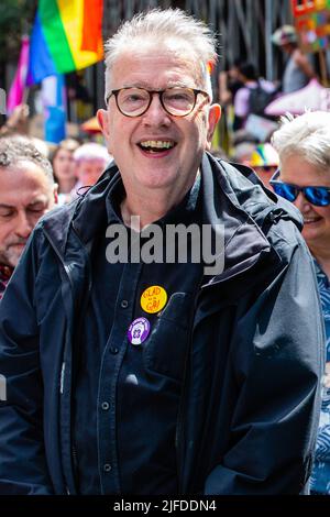 London, Großbritannien. 1.. Juli 2022. Der Songwriter und Sender Tom Robinson schließt sich Aktivisten der Gay Liberation Front (GLF) bei einem marsch zum 50.. Jahrestag des ersten britischen Pride march 1972 an. Der gedenkmarsch soll die Wurzeln von Pride als Protest und als Feier der LGBT+-Rechte zurückerobern, im Gegensatz zur Entpolitisierung und Kommerzialisierung von Pride in London, und zur Befreiung von LGBT+ sowohl in Großbritannien als auch weltweit aufrufen. Kredit: Mark Kerrison/Alamy Live Nachrichten Stockfoto