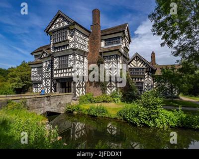 Little Moreton Hall, ein Fachwerkhaus aus dem 16.. Jahrhundert in der Nähe von Congleton in Cheshire, Nordwestengland. Stockfoto