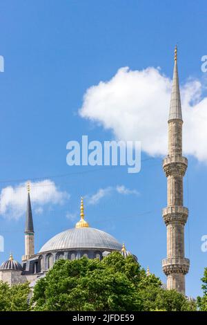 Die Blaue Moschee, oder Sultan Ahmed Moschee, eine kaiserliche Moschee aus osmanischer Zeit in Istanbul, Türkei, erbaut im Jahr 17. c. Handbemalte blaue Fliesen zieren die Wände. Stockfoto