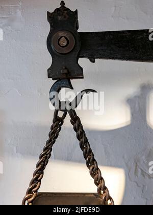 Haken und Ketten - alte Waage aus dem 19.. Jahrhundert in einer Textilfabrik. Stockfoto